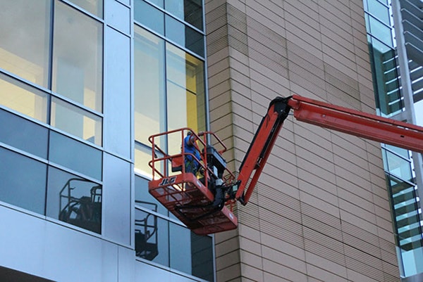 Commercial building envelope thermal imaging inspection using aerial lift on Tampa high-rise facade